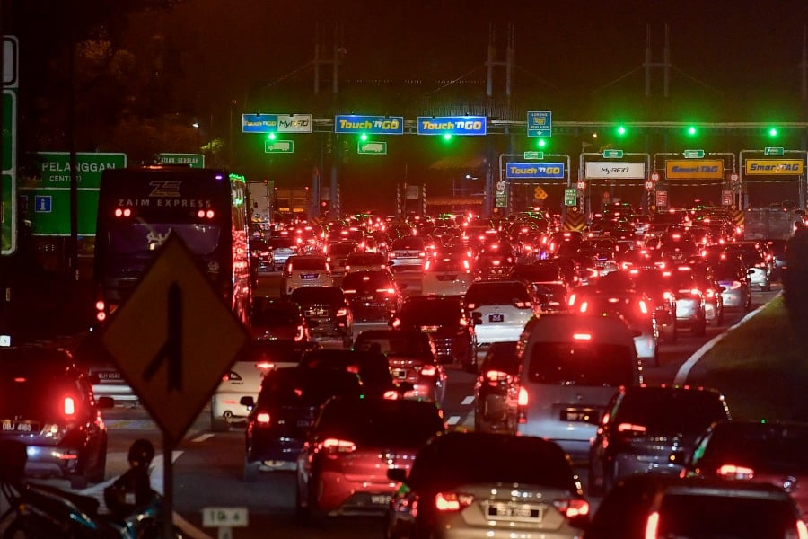 The flow of traffic moves slowly as people begin to return to their hometowns in conjunction with Hari Raya Aidiladha which will be celebrated by Muslims on June 17 during the Bernama photo survey at the Gombak Toll Plaza last night. - BERNAMA PIC