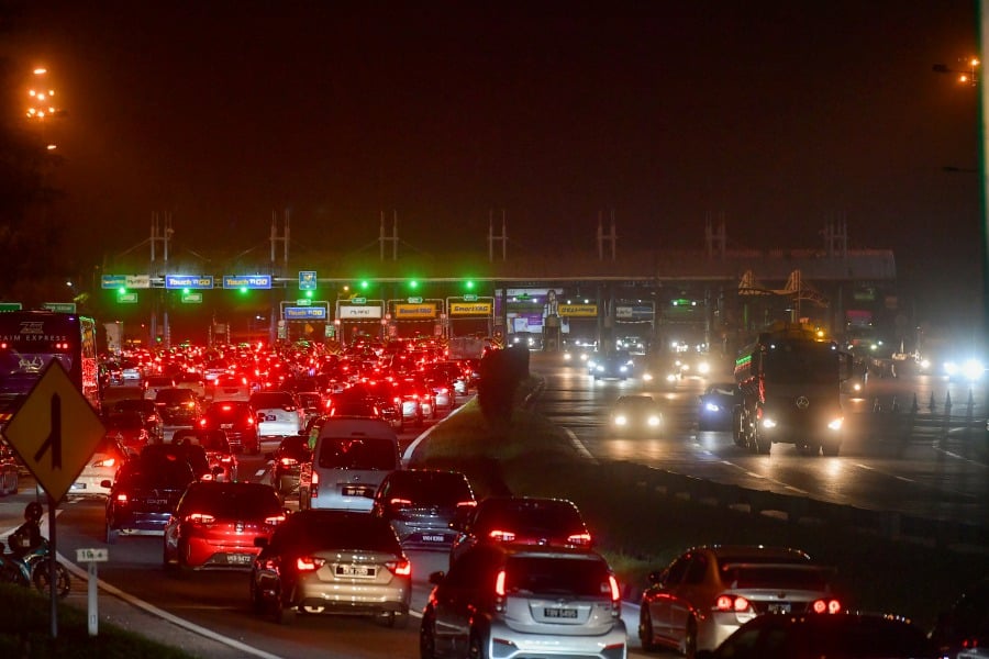 The flow of traffic moves slowly as people begin to return to their hometowns in conjunction with Hari Raya Aidiladha which will be celebrated by Muslims on June 17 during the Bernama photo survey at the Gombak Toll Plaza last night. - BERNAMA PIC