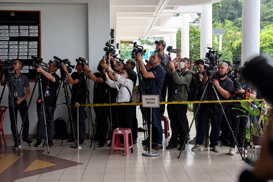 Media personnel from various agencies filled the area around the Selayang Court to cover the prosecution case against Kedah Chief Minister Datuk Seri Muhammad Sanusi Md Nor this morning. - BERNAMA Pic