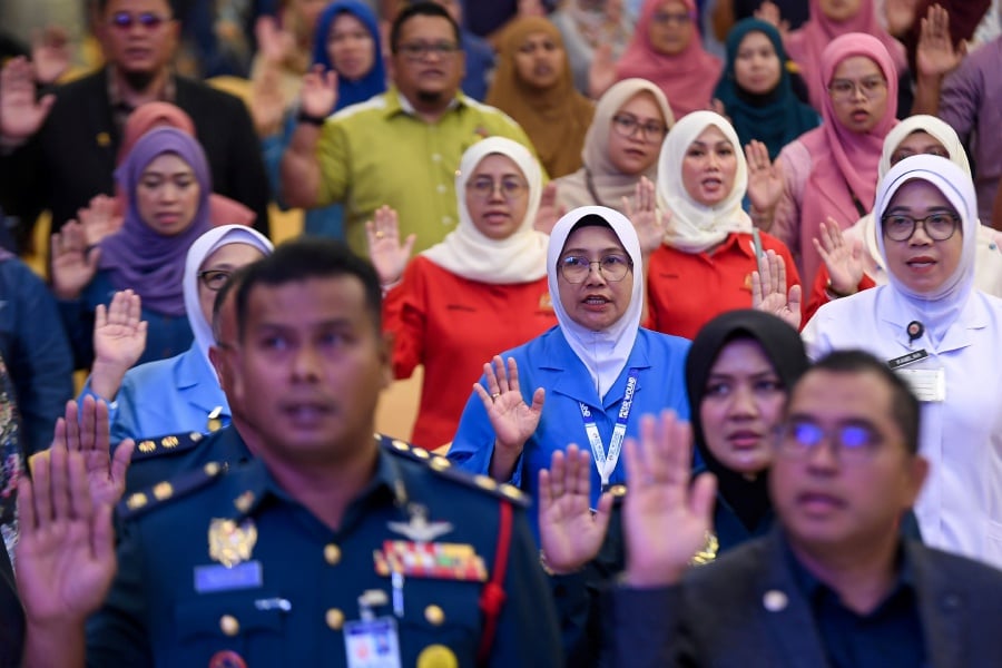  A group of civil servants taking on oath during the ‘Malaysia Madani’ in the Public Service with Cuepacs Programme on July 26 last year. FILE PIC / BERNAMA 