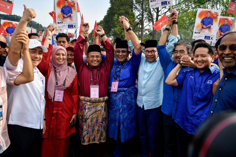 Caretaker Selangor Menteri Besar Datuk Seri Amirudin Shari says Pakatan Harapan (PH) may face backlash from its supporters after forming the unity government with Barisan Nasional (BN) last November.- BERNAMA Pic