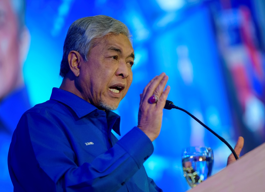 The Barisan Nasional (BN) backbone is fearful that the coalition may end up in the losing end the longer the polls are delayed, said party president Datuk Seri Ahmad Zahid Hamidi. - BERNAMA Pic
