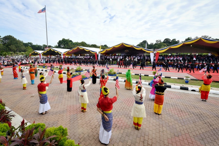 In Melaka, about 10,000 spectators were present at Dataran Sejarah Ayer Keroh to join in the joyous celebration. - BERNAMA Pic