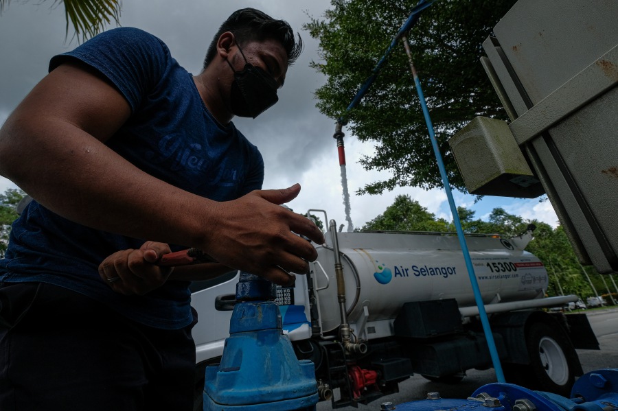 Pengurusan Air Selangor (Air Selangor) is now preparing for the treatment process to commence at the Sungai Semenyih Water Treatment Plant (WTP) so that safe and clean treated water can be distributed to consumers. - Bernama pic