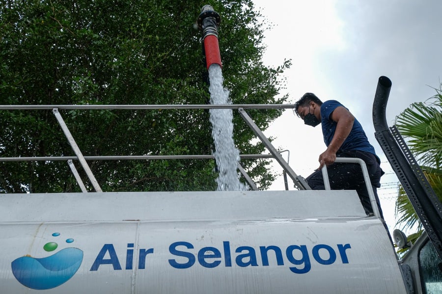 Water supply in 463 areas, affected by the unscheduled water supply disruption following the shutdown of Sungai Semenyih Water Treatment Plant. - BERNAMA Pic
