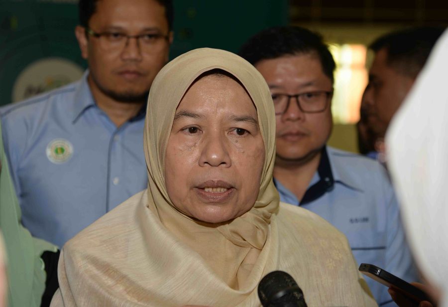 Minister for Plantation Industries and Commodities, Datuk Zuraida Kamaruddin, said Cambodia which has a population of 17 million was currently a large importer of Malaysian agriculture products, especially palm oil. - BERNAMA Pic