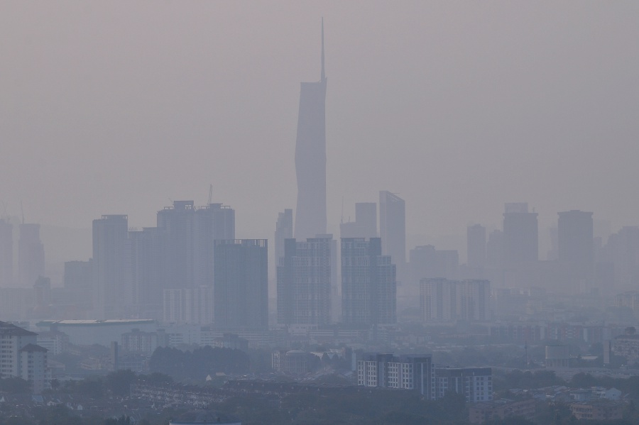 The persistent haze situation in the country has resulted in the doubling of hospital admissions in the last two days, said Natural Resources, Environment and Climate Change Minister, Nik Nazmi Nik Ahmad. - BERNAMA Pic