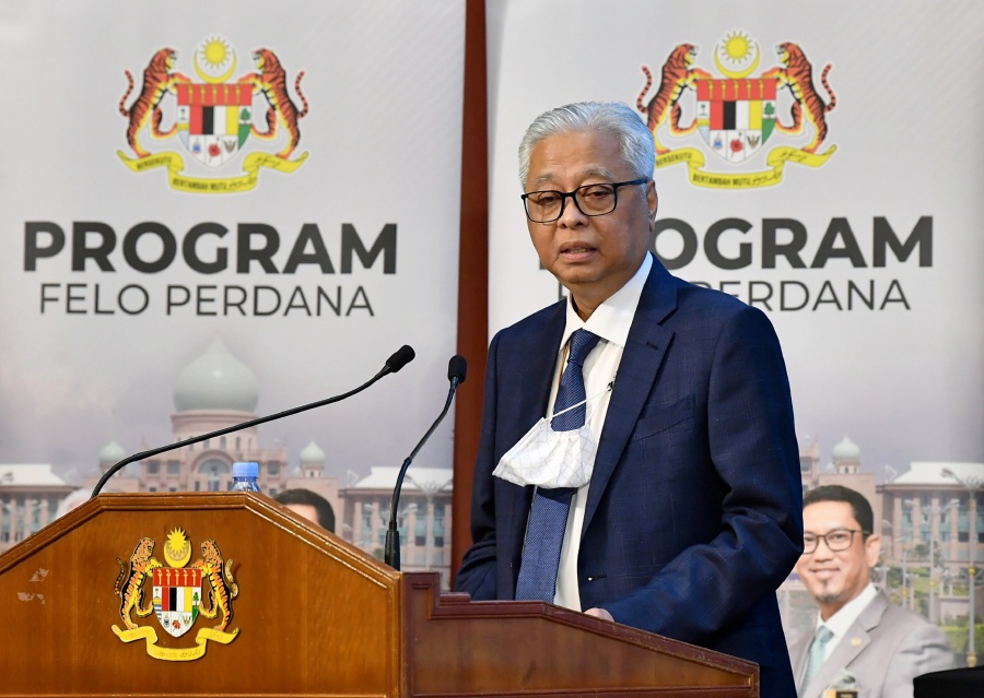 Prime Minister Datuk Seri Ismail Sabri Yaakob said his cabinet ministers should not leave the participants to their own devices as the programme aims to develop new skills to allow them to succeed in their future careers in private and public sectors.- BERNAMA Pic