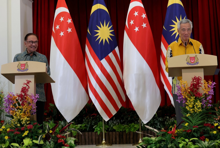 A joint statement by Prime Minister Datuk Seri Anwar Ibrahim and Singapore's Prime Minister Lee Hsien Loong underscores the imperative of a united front in preventing, detecting, and disrupting these criminal activities that transcend borders. - BERNAMA Pic