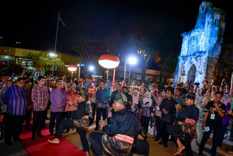 The Regent of Pahang Tengku Hassanal Ibrahim Alam Shah Al-Sultan Abdullah Ri’ayatuddin Al-Mustafa Billah Shah graced the Melaka-Pahang Heritage and Tourism Festival at the Melaka Malay Sultanate Museum in Banda Hilir last night. - BERNAMA Pic