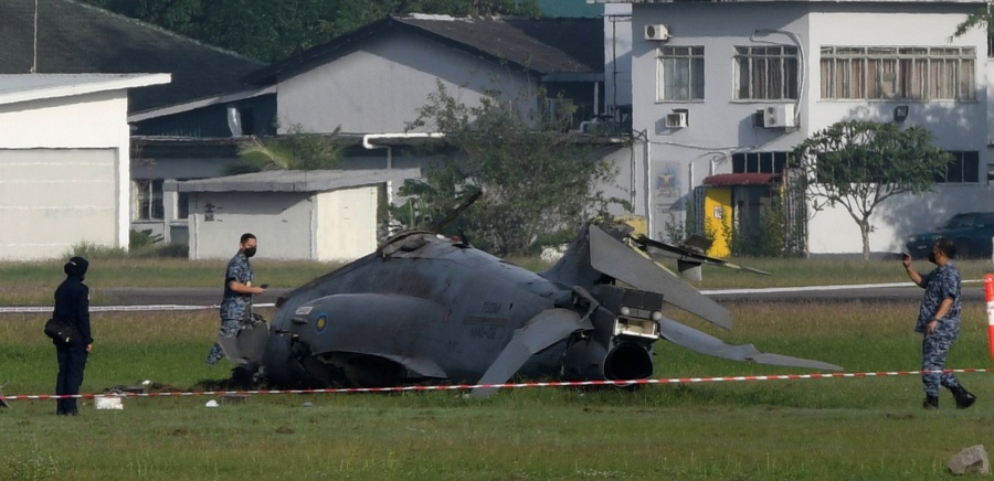 RMAF deputy chief Lieutenant-General Datuk Mohd Asghar Khan Goriman Khan said they would conduct a thorough probe into the incident, which killed and injured two servicemen. - BERNAMA Pic