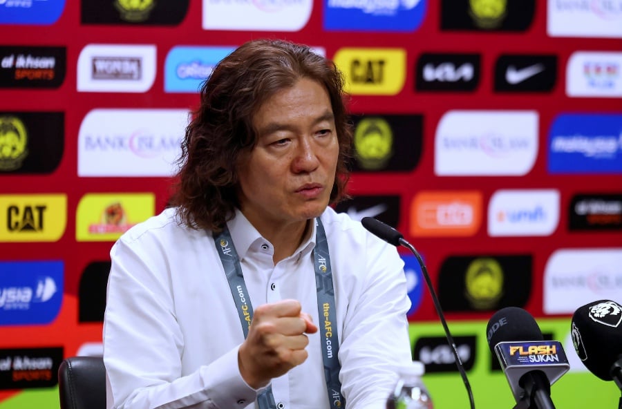 BUKIT JALIL, 16 Nov -- Ketua jurulatih Harimau Malaya Kim Pan Gon bercakap kepada media selepas perlawanan Kumpulan D bagi Kelayakan Piala Dunia 2026 dan Piala Asia 2027, Malaysia menentang Kyrgyzstan di Stadium Nasional Bukit Jalil malam ini.