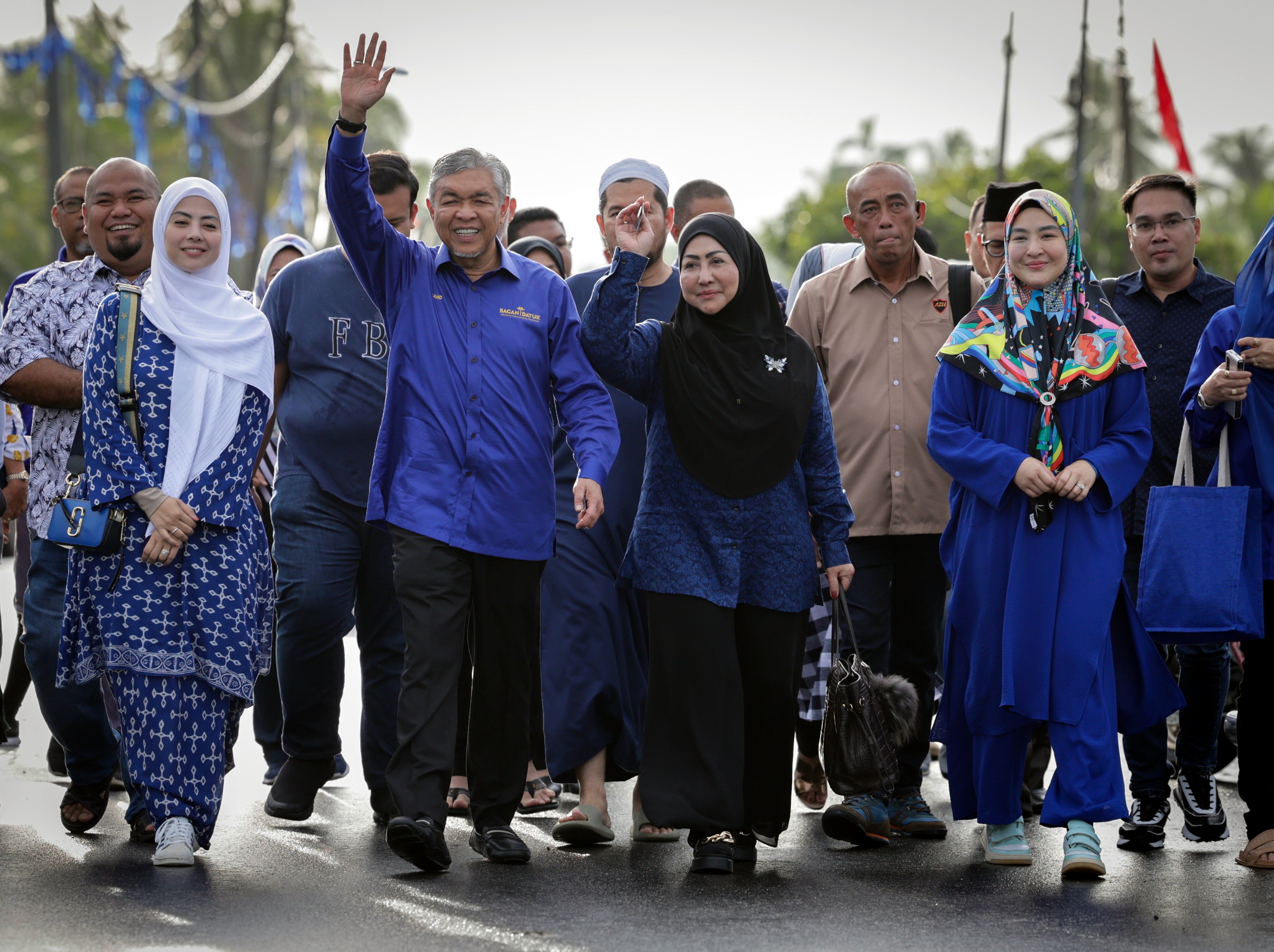 Barisan Nasional chairman and Umno president, Datuk Seri Dr Ahmad Zahid Hamidi, arrived at 8.20 am to cast his vote at Madrasah Manbail Ulum in Sungai Nipah Darat, Bagan Datuk, Perak. - NSTP/FARIZ ISWADI ISMAIL