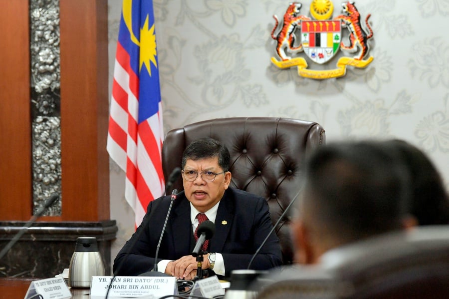 Dewan Rakyat Speaker Tan Sri Johari Abdul said the decision followed a proposal by National Unity Minister Datuk Seri Aaron Ago Dagang for the Rukun Negara pledge to be recited in full starting with the preamble and followed by its five principles.- BERNAMA Pic