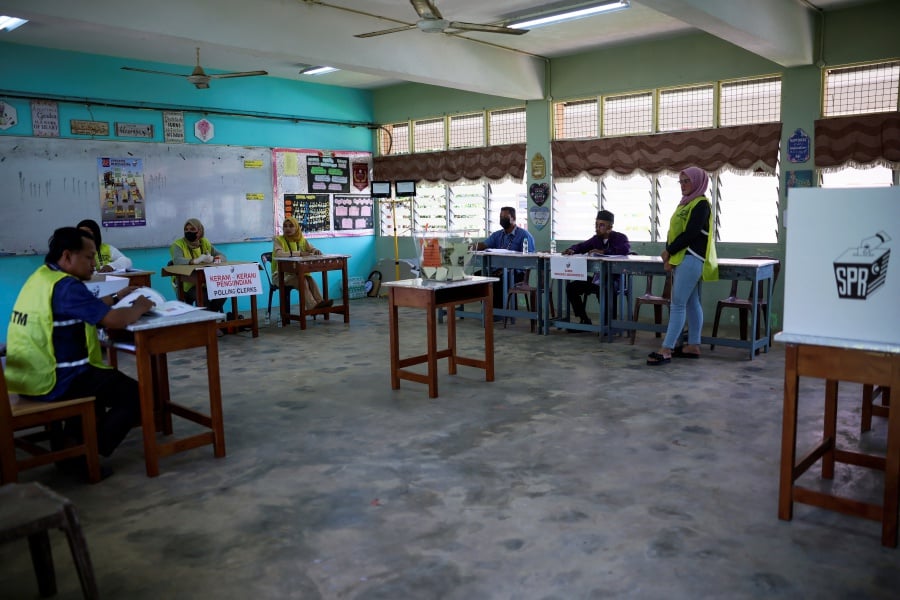Sekolah Menengah Kebangsaan Tanjung Gemuk voting center for the 15th General Election for the Tioman state at 11 this morning. - BERNAMA Pic