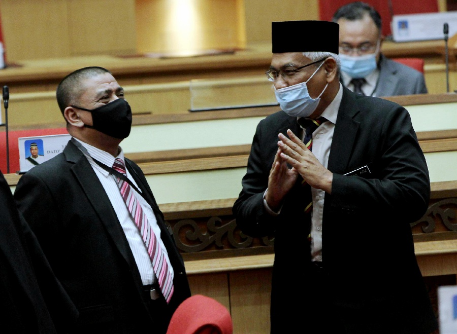 Kota Tampan assemblyman Datuk Saarani Mohamad (left) speaks to Tebing Tinggi assemblyman Dr Abdul Aziz Bari during the state assembly sitting on Dec 9, at Bangunan Perak Darul Ridzuan. - BERNAMA pic