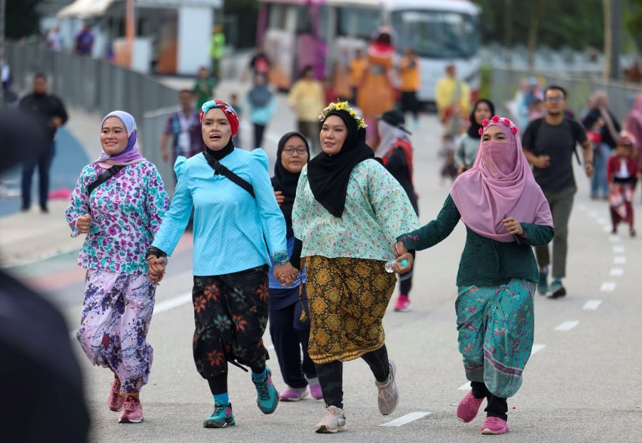 The three-day programme will kick off with the Madani Fun Run at 7.30 pm with around 5,000 participants decked in traditional outfits running four kilometres around the Bukit Jalil National Stadium. - BERNAMA pic