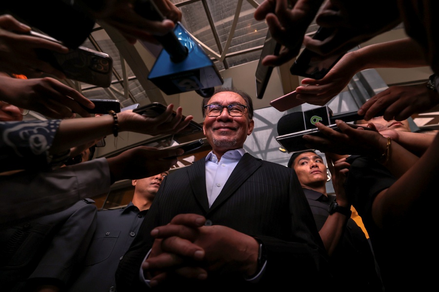 Datuk Seri Anwar Ibrahim's new Cabinet lineup is decent enough to excite investors and help push the local stock market into positive territory. --fotoBERNAMA (2023) HAK CIPTA TERPELIHARA