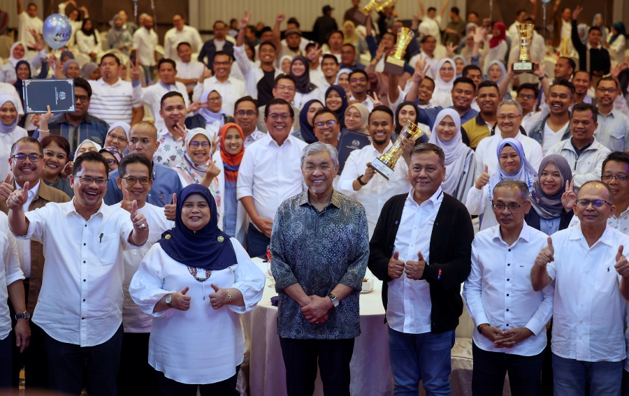 “Don’t make changes, even to good policies just for the sake of creating a legacy,” he said in his speech at the Rural Entrepreneur Carnival (KUD) 2023 Appreciation Ceremony.- BERNAMA pic