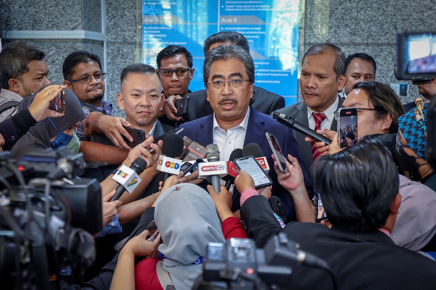 1MDB task force chairman Datuk Seri Johari Abdul Ghani said was as seven to eight international banks were facilitating such transactions in several countries that have been identified with cash inflow from the scandal.- BERNAMA pic