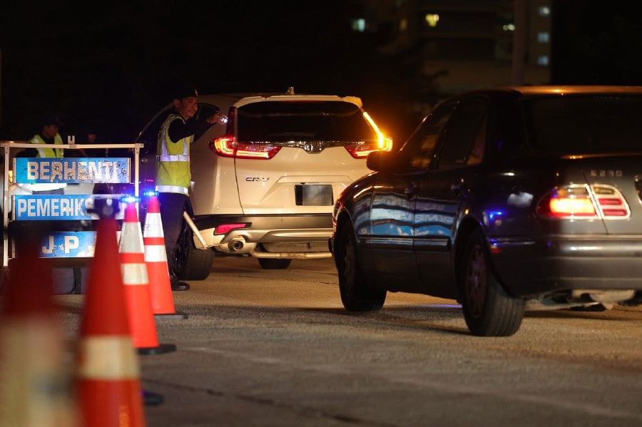 The Selangor Road Transport Department (RTD) issued 632 notices for various traffic offences to motorists during a two-hour integrated operation at the Awan Besar toll plaza (Bukit Jalil-bound), here last night. - BERNAMA Pic