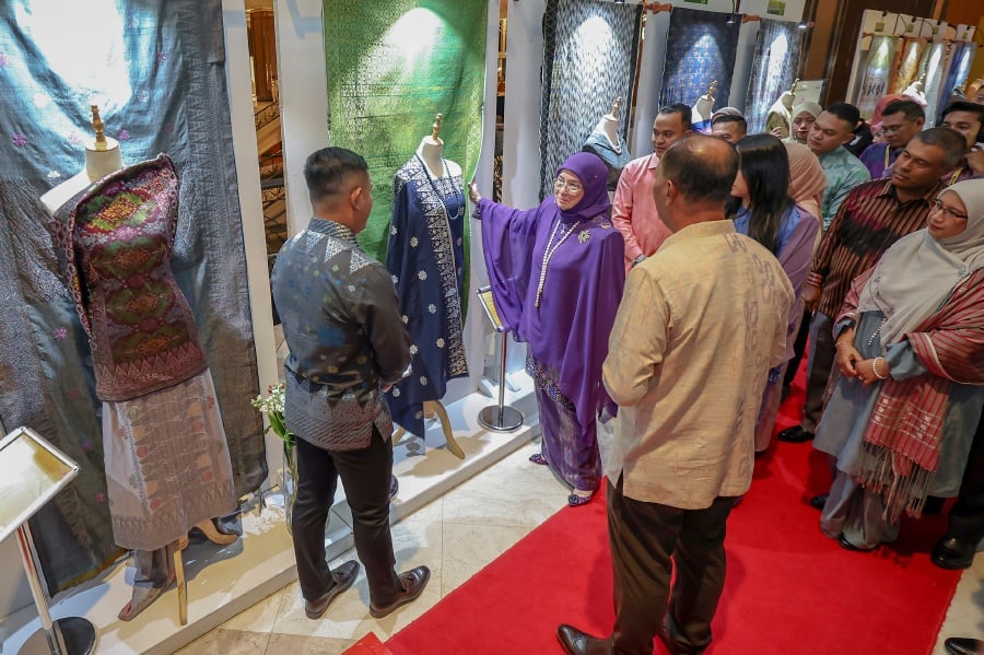 Raja Permaisuri Agong, Tunku Azizah Aminah Maimunah Iskandariah expressed gratitude for the Malaysian Prison Department’s efforts in reviving the Royal Pahang Weave. - BERNAMA pic