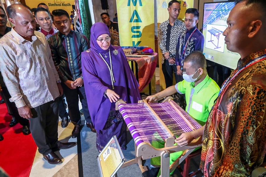 Raja Permaisuri Agong, Tunku Azizah Aminah Maimunah Iskandariah was pleased to see prison inmates weaving songket during the 2023 Love Symphony charity dinner last night. - BERNAMA pic