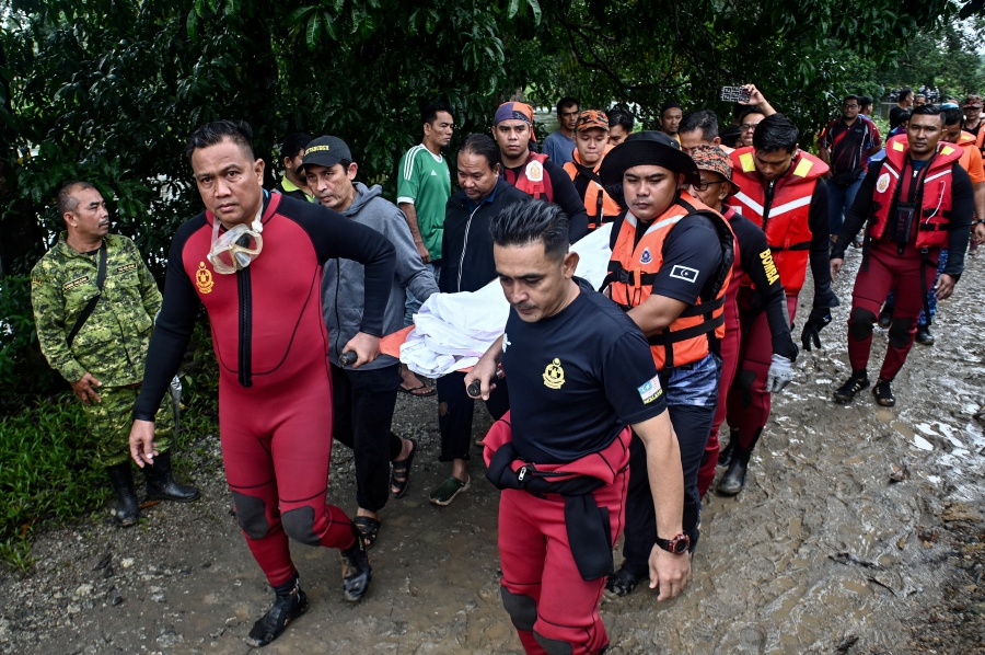 The body of an 11-year-old boy, who was feared to have drowned after falling into Sungai Tok Hakim in Kampung Tok Hakim yesterday, was found at about 11 am today. - BERNAMA pic