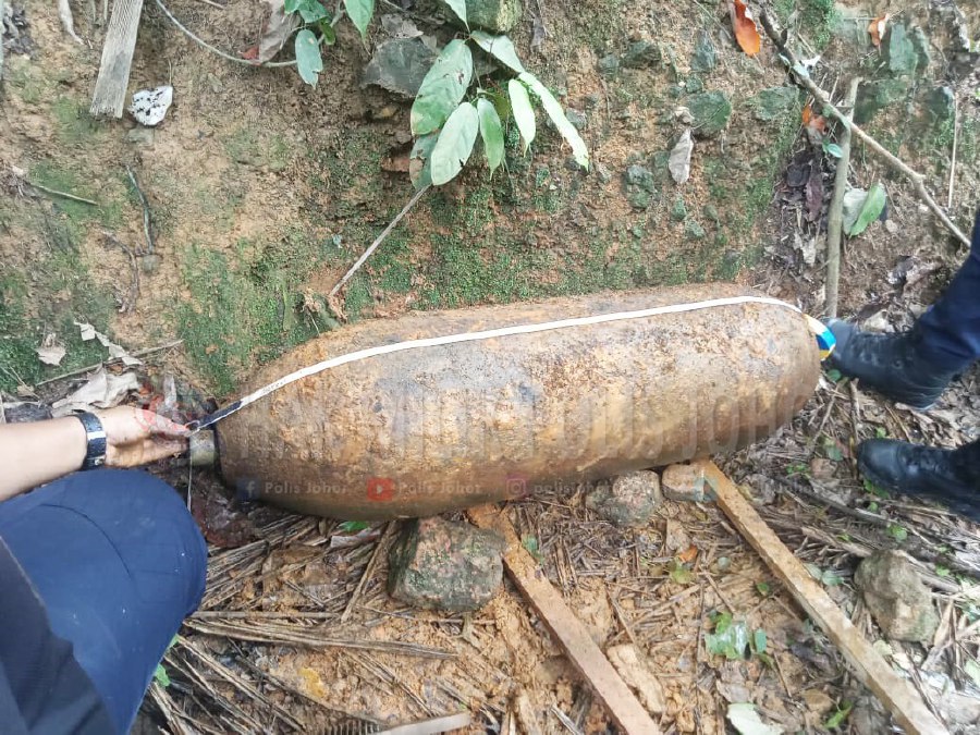 Johor police Bomb Disposal Unit (BDU) detonation an old bomb found by workers in an oil palm plantation near Bukit Jintan in Air Hitam, here, yesterday. - Pic courtesy of Johor Police Contingent Facebook.