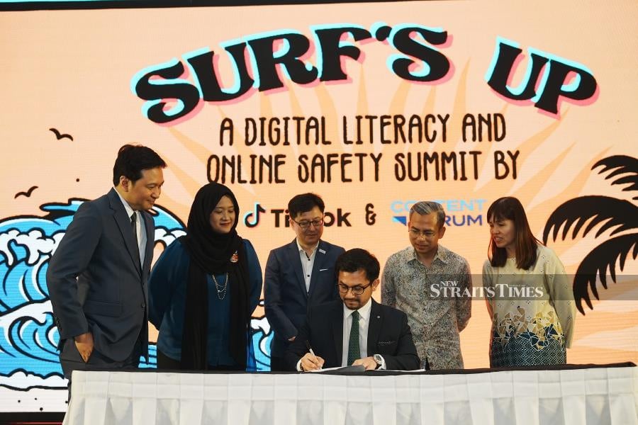 TikTok Malaysia’s head of public policy, Hafizin Tajudin signing the Digital Safety Pledge witnessed by (from left to right) TikTok’s Head of public policy Kristoffer Eduard Rada; Content Forum’s executive director Mediha Mahmood; Content Forum’s chairman, Kenny Ong; Communications and Digital Minister Fahmi Fadzil; and Deputy Communications and Digital minister, Teo Nie Ching.