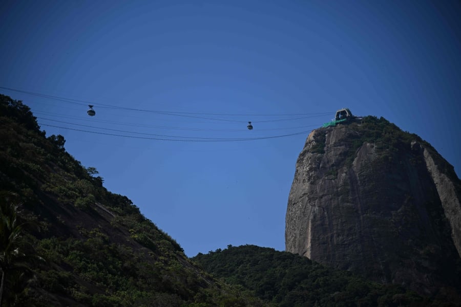 View of a Sugarloaf Cable Cars during a demonstration against proposals to create a zip line attraction at Sugarloaf Mountain in Rio de Janeiro, Brazil. (Photo by CARL DE SOUZA / AFP)