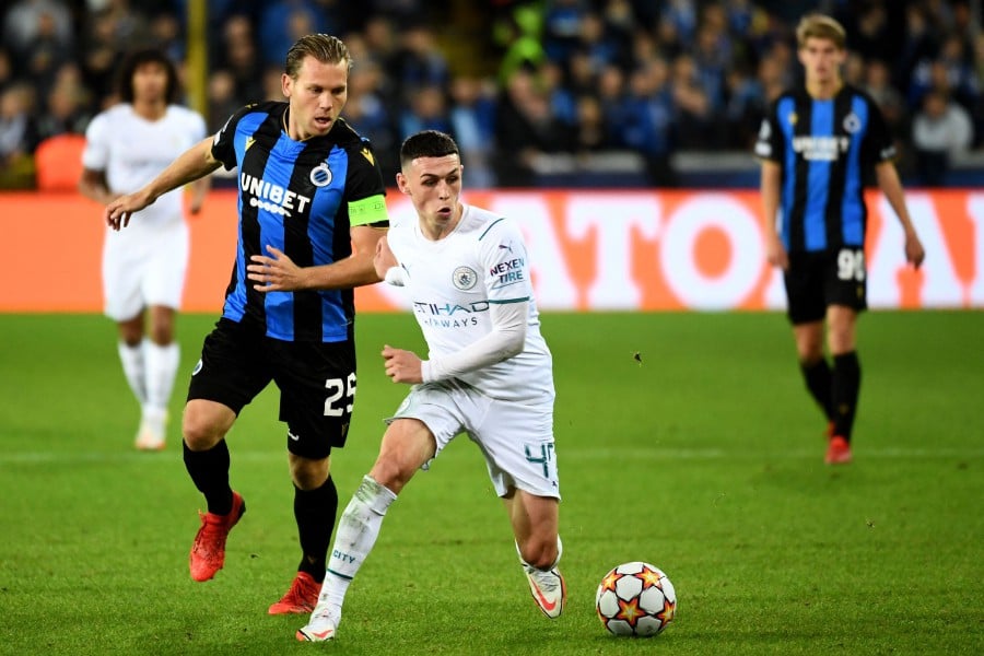 Manchester City's English midfielder Phil Foden (R) fights for the ball with Club Brugge's Dutch midfielder Ruud Vormer (L) during the UEFA Champions League first round day 3 Group A football match between Club Brugge and Manchester City at the Jan Breydel stadium in Bruges on October 19, 2021.- AFP pic