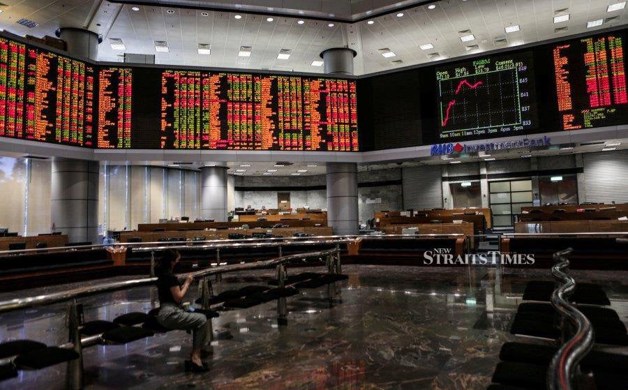 Bursa Malaysia ended the morning session mixed tracking regional stock markets. STR/HAZREEN MOHAMAD