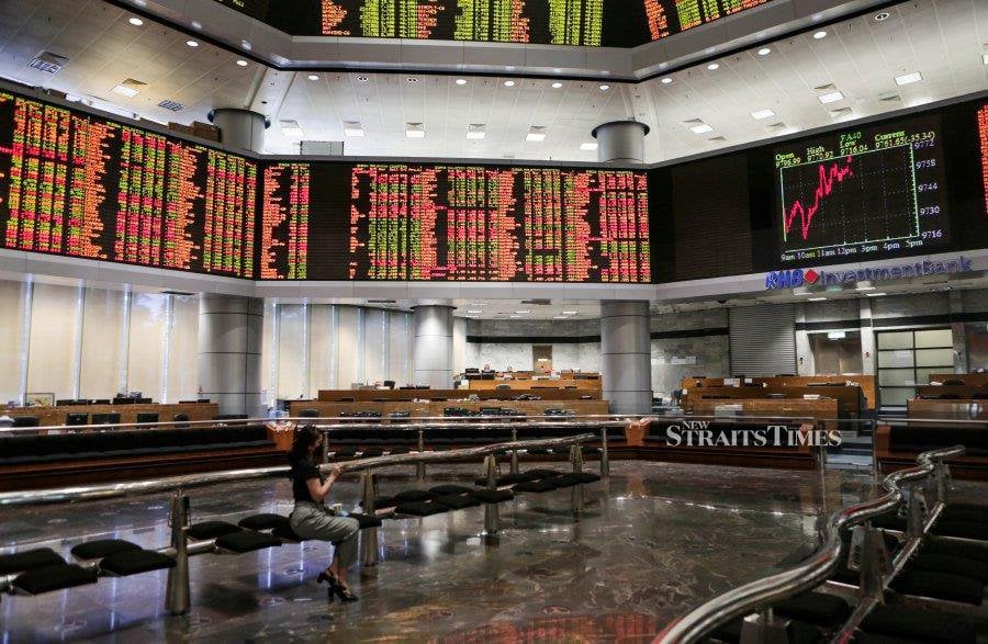 Bursa Malaysia's key benchmark index stayed lower at the end of the morning trading session due to continued selling activities amid a mixed regional performance. STR/HAZREEN MOHAMAD