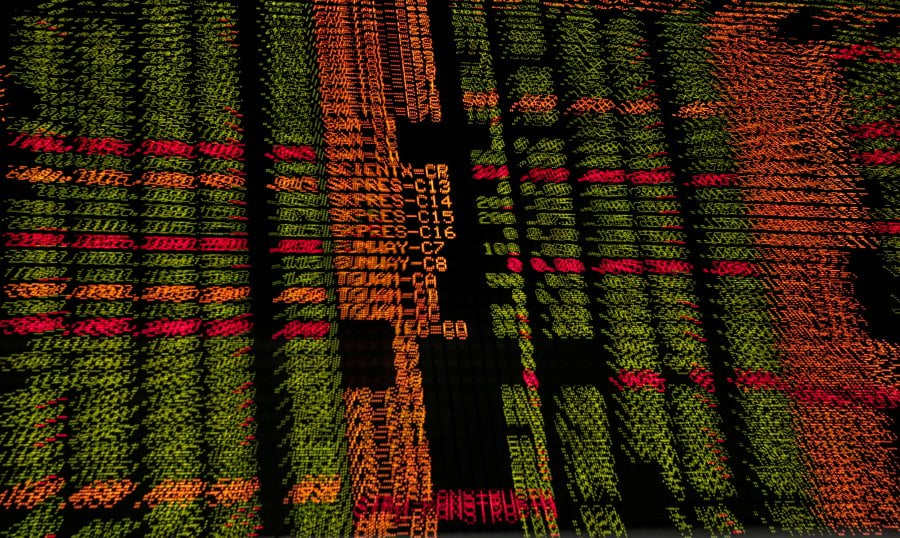 Bursa Malaysia closed Wednesday's trading session in the red, mirroring the anxious short-term market sentiment amidst the uncertain global performance. STR/HAZREEN MOHAMAD