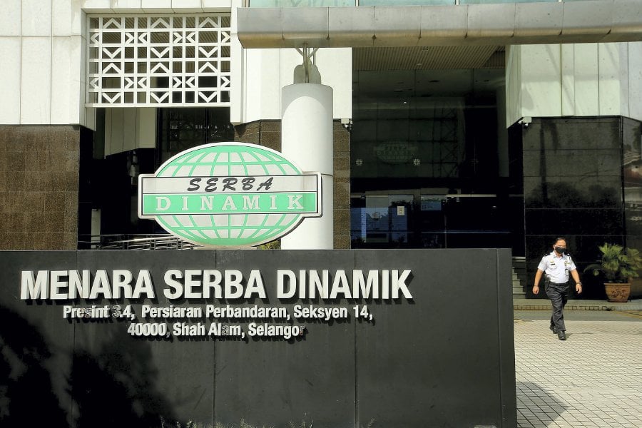Bursa Malaysia has publicly reprimanded, and fined Serba Dinamik Holdings Bhd group managing and chief executive officer Datuk Mohd Abdul Karim Abdullah RM15,000, for failing to notify the company secretary within one full market day, of disposing of 107,963,930 million shares of the company. STR/FAIZ ANUAR 