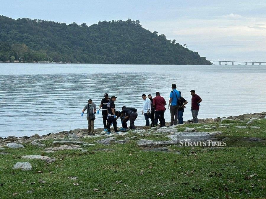 Visitors to the Queensbay beach in Bayan Baru here were in for a shock this afternoon when the body of a baby girl washed ashore. - NSTP/ ZUHAINY ZULKIFFLI