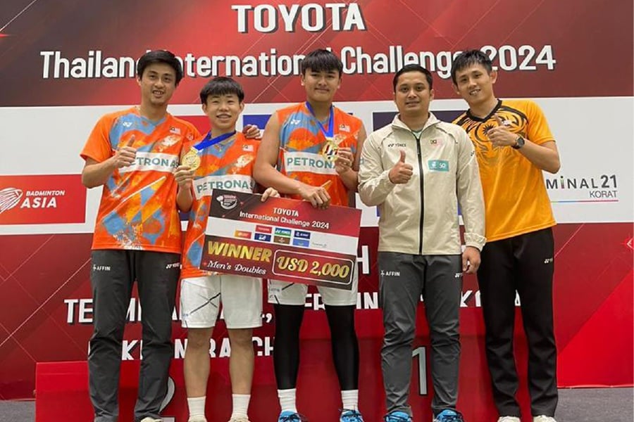 Aaron Tai (second from left)-Kang Khai Xing (third from left) and coach Poh Chai Boon (left) after winning the Thailand International Challenge in Korat today. - Pic from BAM 
