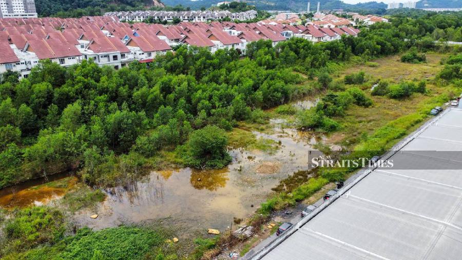 Over 100 residents at the Cendana residential area in Bandar Puncak Alam claim they live on the edge of a possible landslide after witnessing evidence of soil movement since 2016. - NSTP/ASWADI ALIAS.