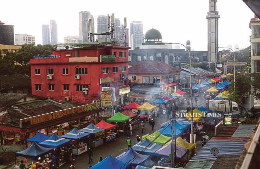Kuala Lumpur City Hall (DBKL) enforcers have been instructed to take stern action against traders who rent out Ramadan bazaar sites to others, said the Prime Minister’s political secretary, Datuk Azman Abidin. - NSTP file pic