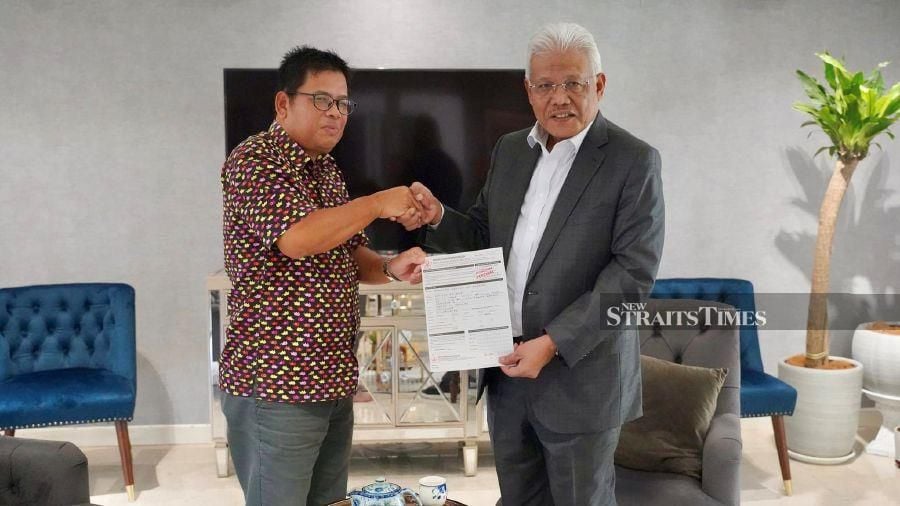 Opposition leader Datuk Seri Hamzah Zainudin welcoming Datuk Dahlan Maamor in joining Bersatu. Dahlan is a former political secretary to Transport Minister Anthony Loke. — PIC COURTESY OF HAMZAH ZAINUDIN’S FACEBOOK PAGE