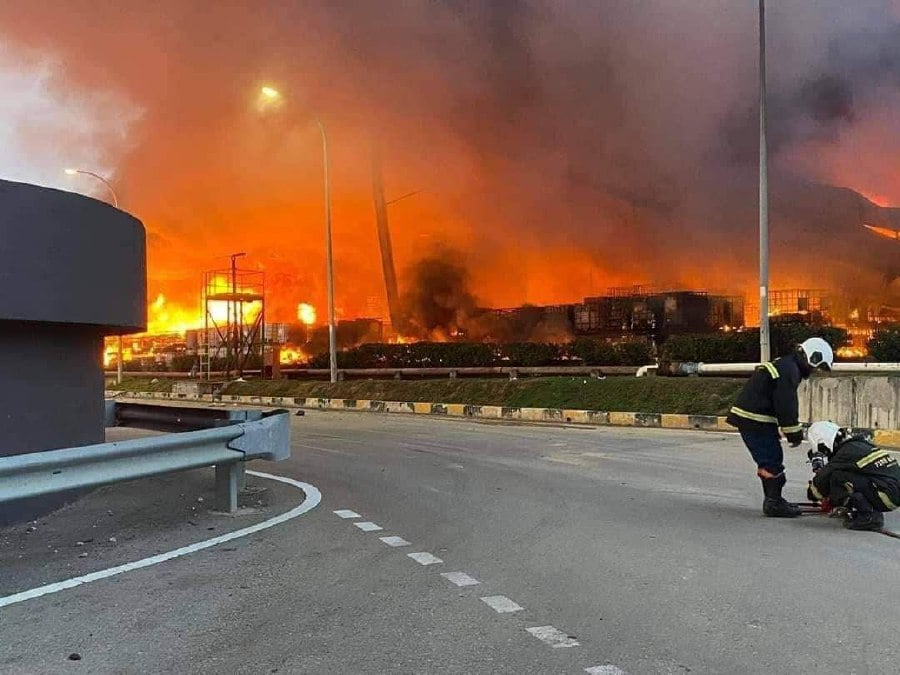 Foreign Minister Datuk Seri Mohamad Hasan has called for safety audits by government agencies following a fire at waste management centre Cenviro Sdn Bhd (Pusat Kualiti Alam) in Port Dickson yesterday. - Pic courtesy from Reader