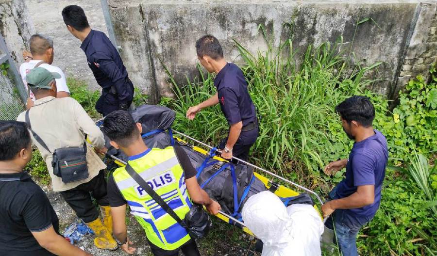The body of a man was found stuck to a water pipe in Sungai Klang near Tanah Perkuburan Islam Bukit Tandang, Jalan PJS 5/1, Sungai Way, here, yesterday.- PIC courtesy of PDRM