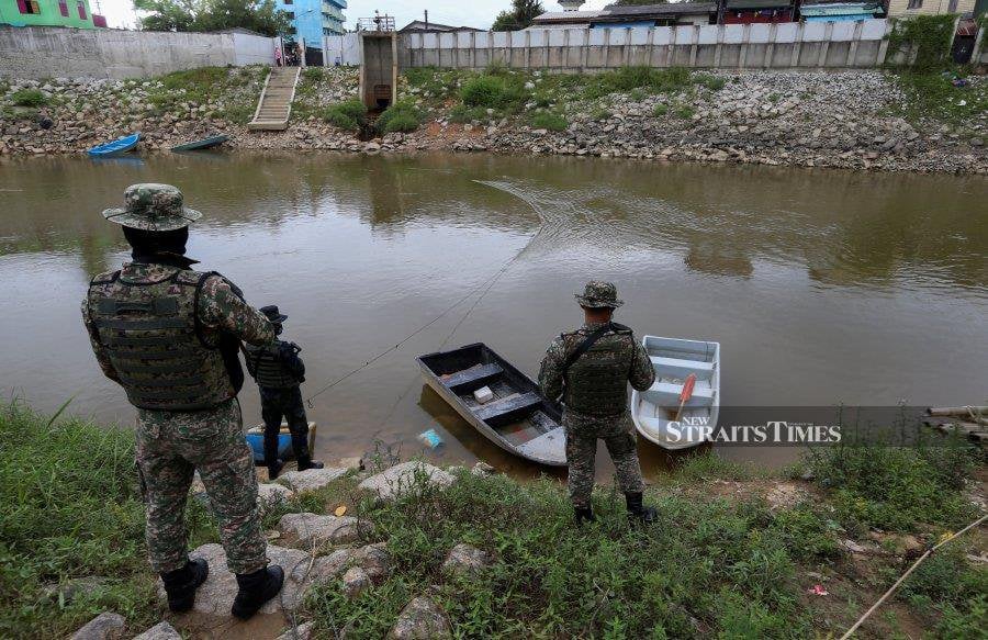 What else can a land and maritime border of 640km be? Included on this murky frontier is the 95km-stretch of Sungai Golok, a hotbed of smugglers of every item imaginable. - NSTP file pic