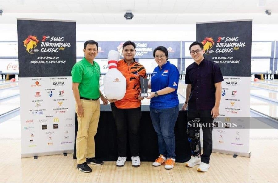 Izz Naqiuddin (second from left) with his prize, and tournament officials after winning the Sonic Classic on Sunday.