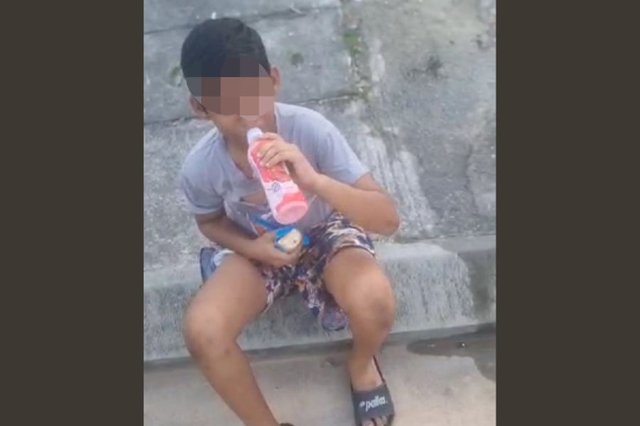 A clip of an 11-year-old boy wandering alone without the supervision of any adults has triggered concern among social media users over the safety of the child. - Pic from Viral Video