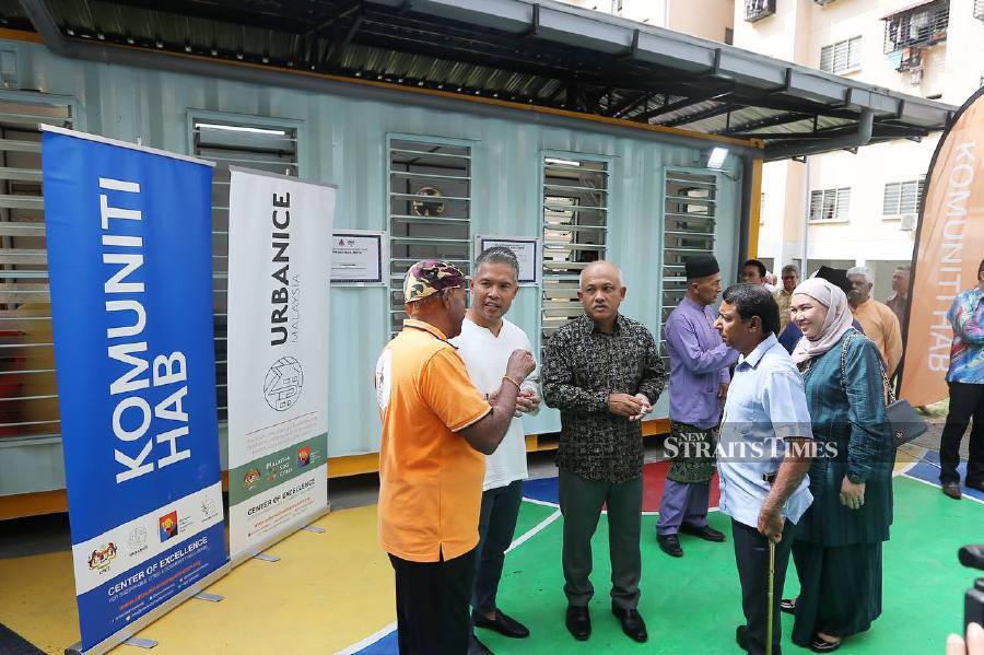 The Community Hub was the fifth of its kind and was officiated by the ministry’s secretary-general, Datuk Wira M Noor Azman Taib (3r from lefton behalf of minister Nga Kor Ming. - NSTP/SAIFULLIZAN TAMADI 