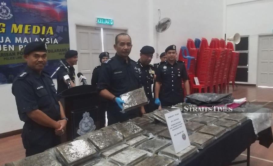 Perlis police chief Datuk Muhammad Abdul Halim today said the packets, worth RM173,600, were discovered at 7.30pm when General Operations Force Northern Brigade surveillance cameras detected two men behaving suspiciously on the Padang Besar security route near Kampung Kolam in Padang Besar. - NSTP/ AIZAT SHARIF
