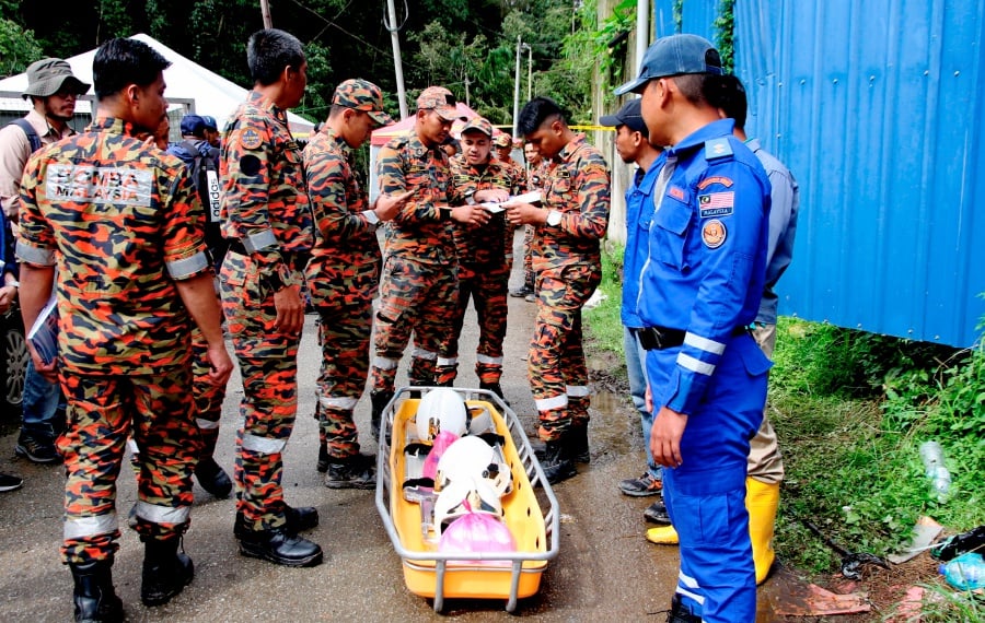 Police confirmed the find earlier after the search for all five victims buried under the landslide began yesterday (Jan 26), where two men were confirmed dead and three others feared to have been buried alive. - Bernama pic