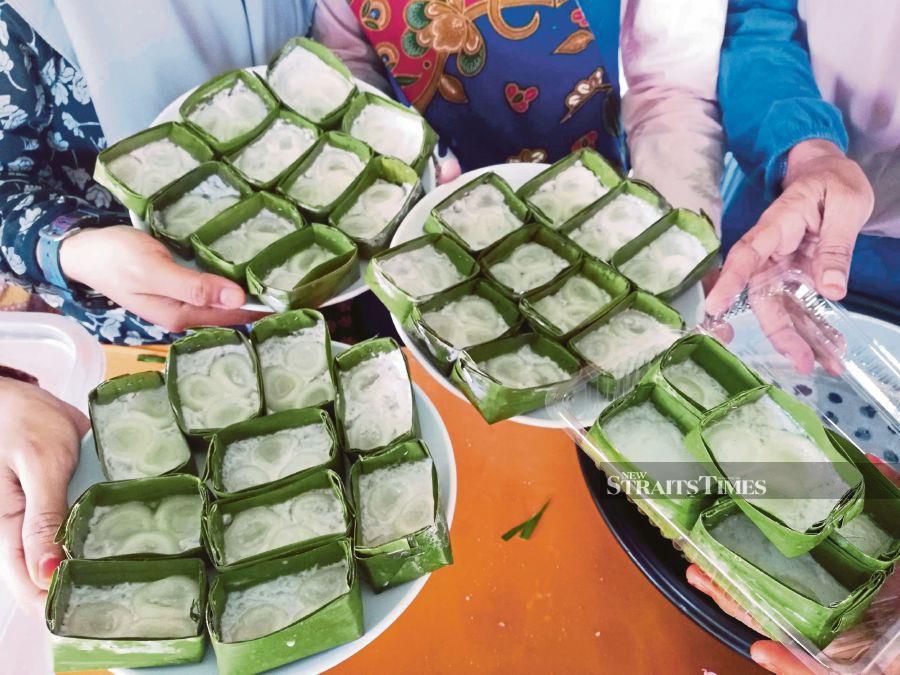 'Kuih cecemek' is one of Perak's traditional foods and is among the must-have desserts on the table, especially during Ramadan. - NSTP/NOOR HIDAYAH TANZIZI.